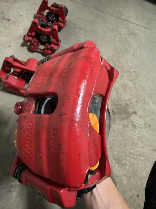 Продавам спирачни апарати Golf 7 GTi