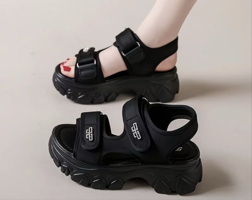 Босоножки на танкетке