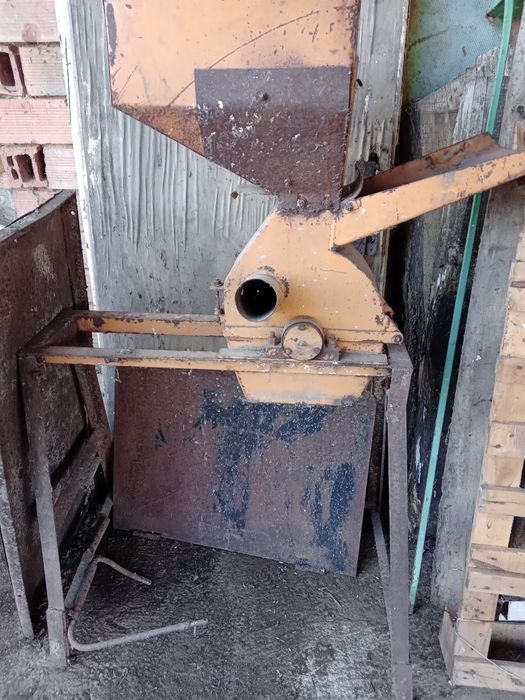 Машина фуражомелка