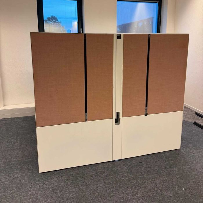 Birou cu panouri despărțitoare, reglaj înălțime, izolare fonică