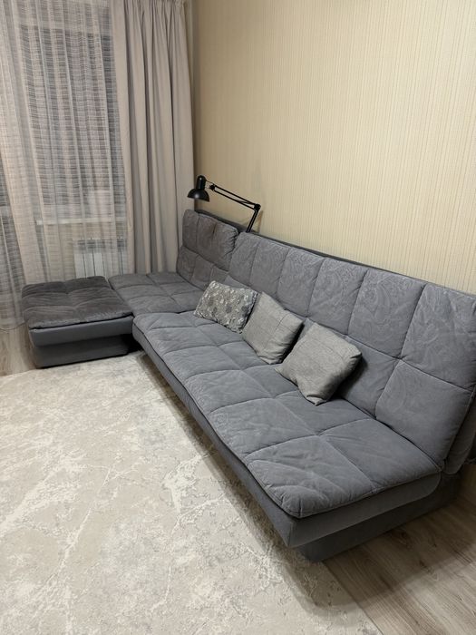 Продам угловой диван с пуфом и софой