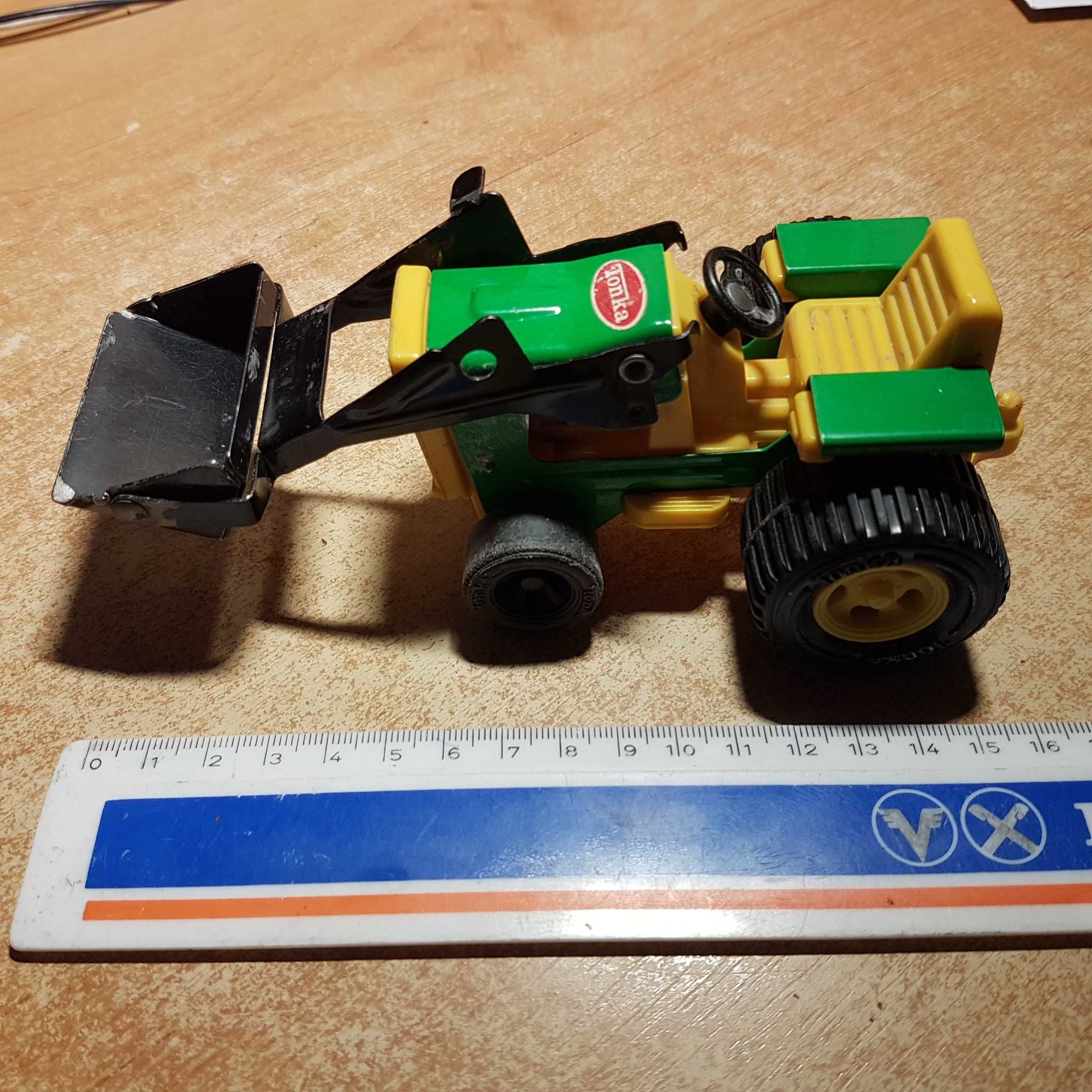 Tractor vintage Tonka din metal, cu încărcător frontal, anii 76-77