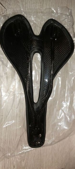 Спортна велоседалка с карбонови влакна и кожа