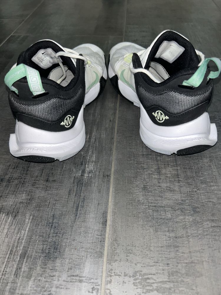 Баскетболни обувки: Nike, Giannis Immortality 2 в бяло
