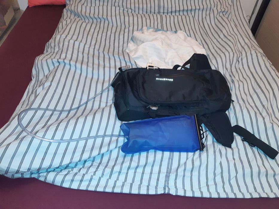 Vând ghiozdan cu bidon de apă 2L