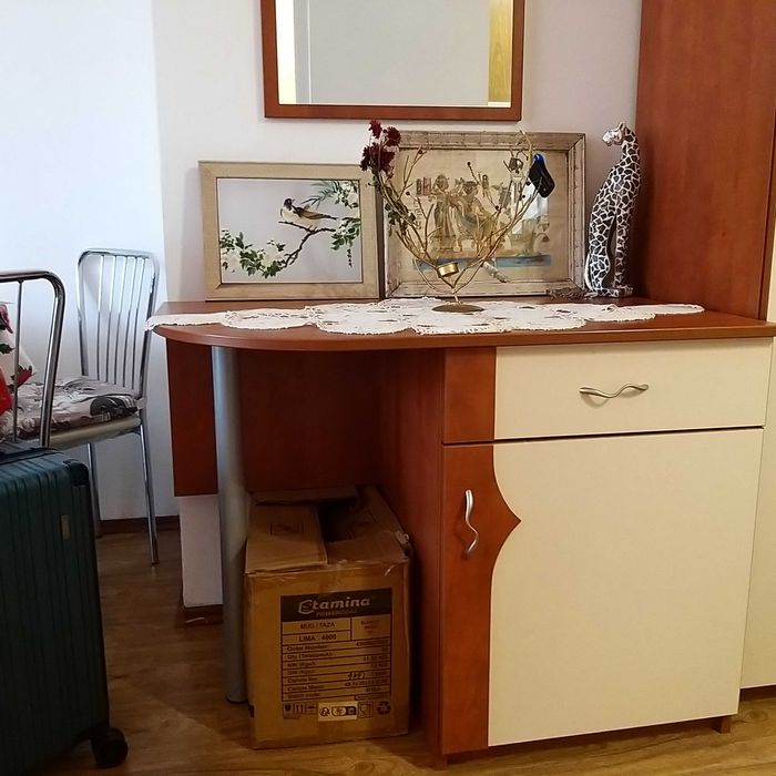 Бюро с чекмедже и шкаф.