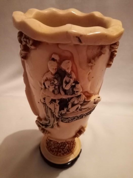 Vază sculptată rășină 4 scene China Antica, H 32cm.