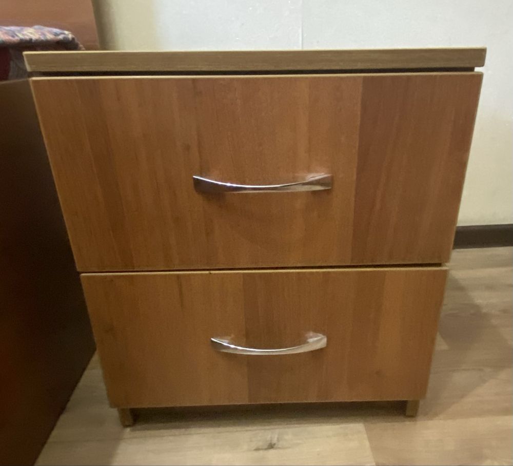 Стол для компьютера и 2 тумбочки