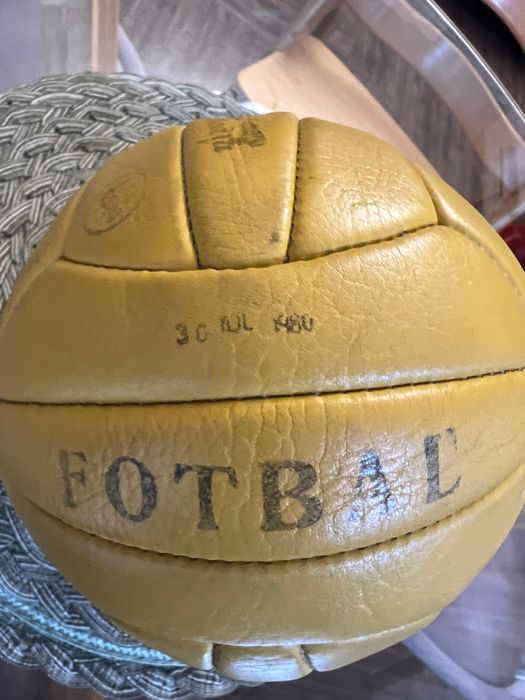 Minge de fotbal flacăra roșie fabricată în iulie 1980