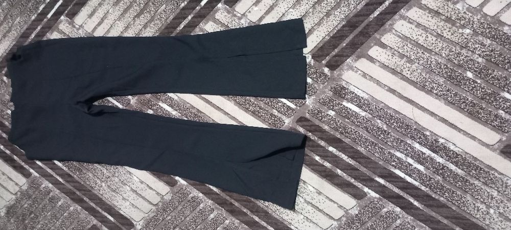 Pantaloni evazați pentru damă cu talie înaltă și crapatura pe picior