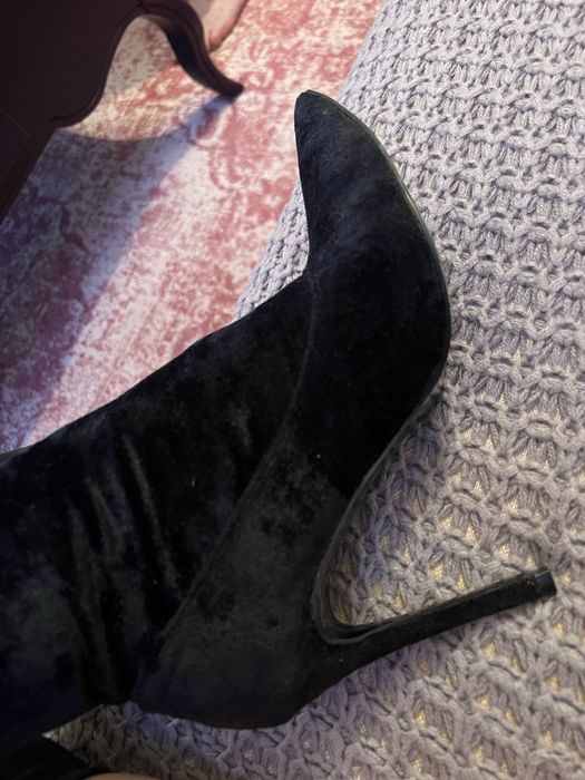 Vand cizme din catifea de culoare neagra
