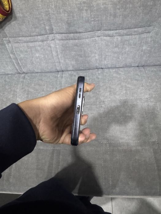 Redmi Note 12  miyatina 1ta xotira 128GB oldiga soat qoshib beriladi