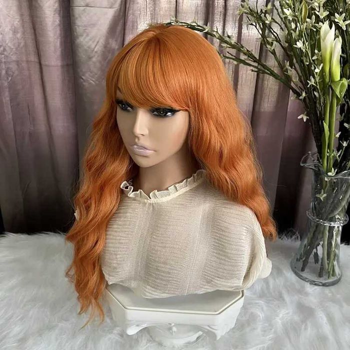 Оранжева вълнообразна перука с бретон