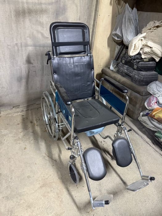 Удобное кресло для лежачих с туалетом