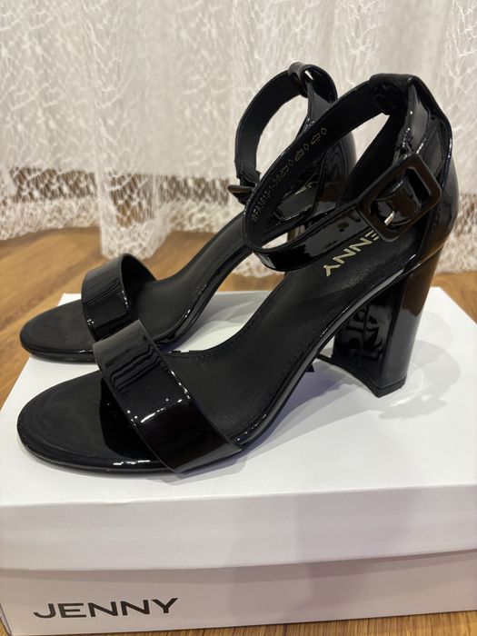 Черни лачени токове