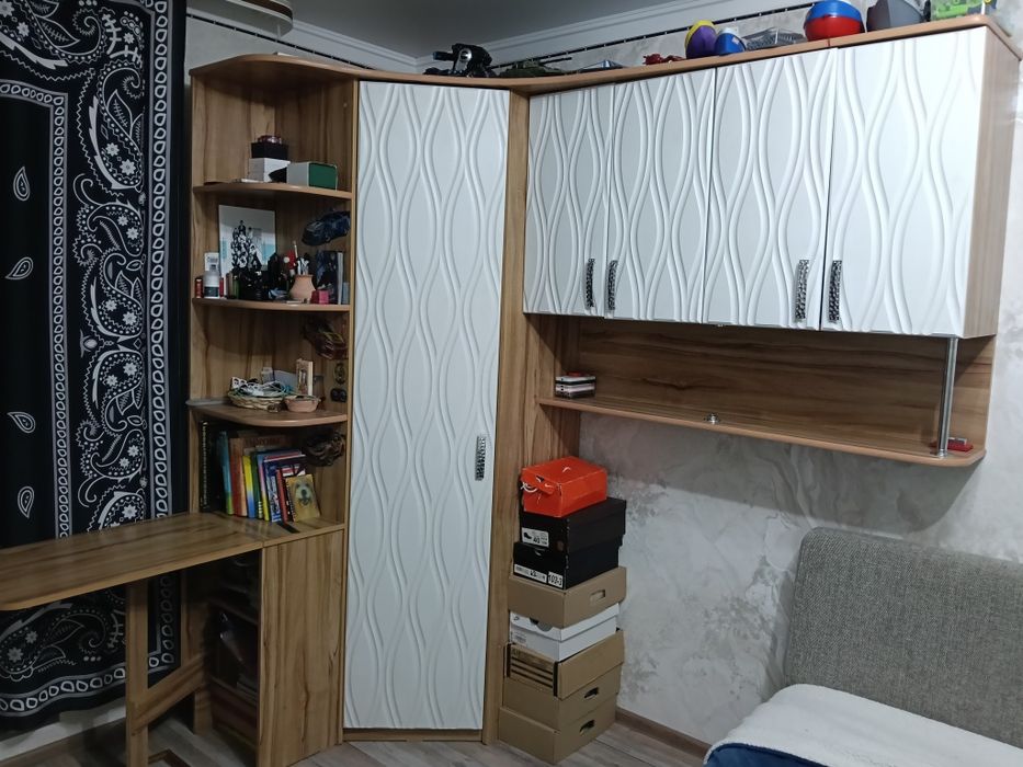 Угловой шкаф с раздвижным столом