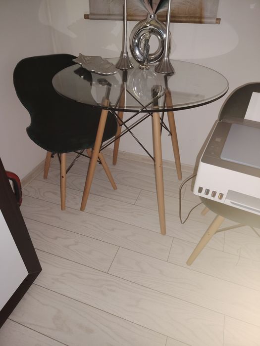 Masa rotunda cu blat de sticlă