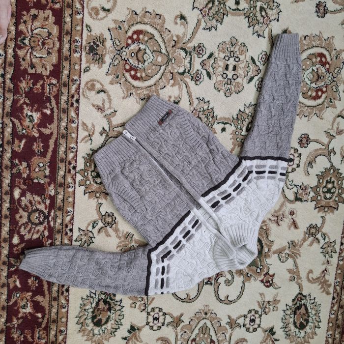 Свитер с замком новый.