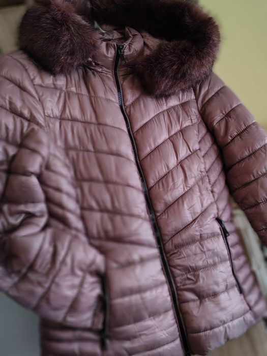 Дамско късо яке с пух на качулката