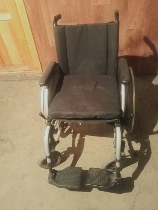 Продам инвалидную коляску костыли