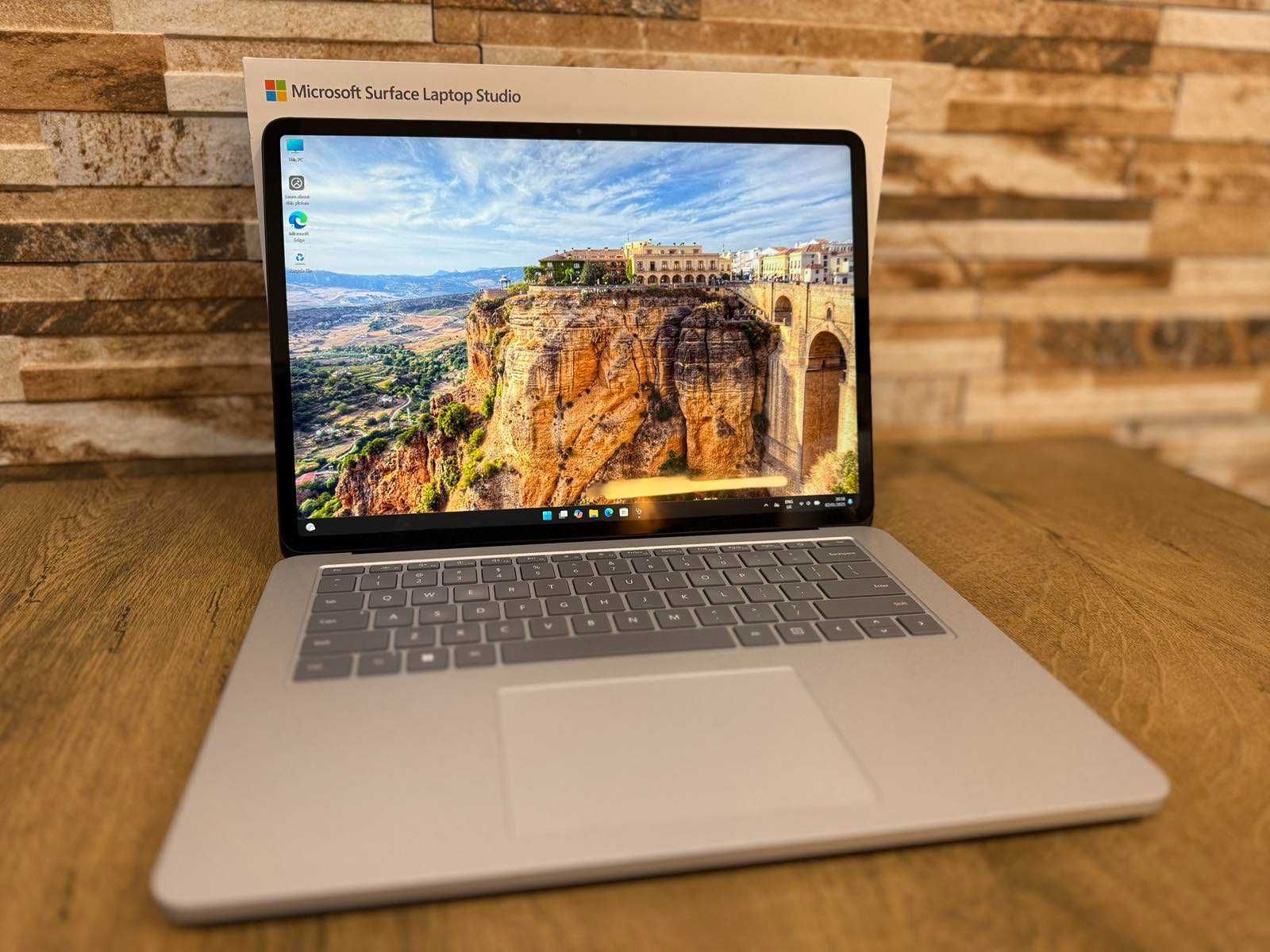 Microsoft Surface Laptop Studio 14.4 Core i5 11300H/ 16GB Ram/512GB