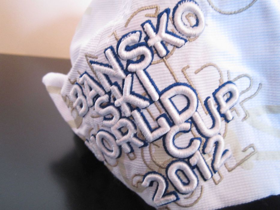 колекционерска бяла шапка за световната купа по ски в Банско
