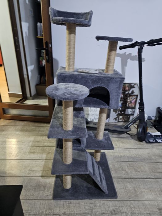 Turn pentru pisici, loc de joaca.