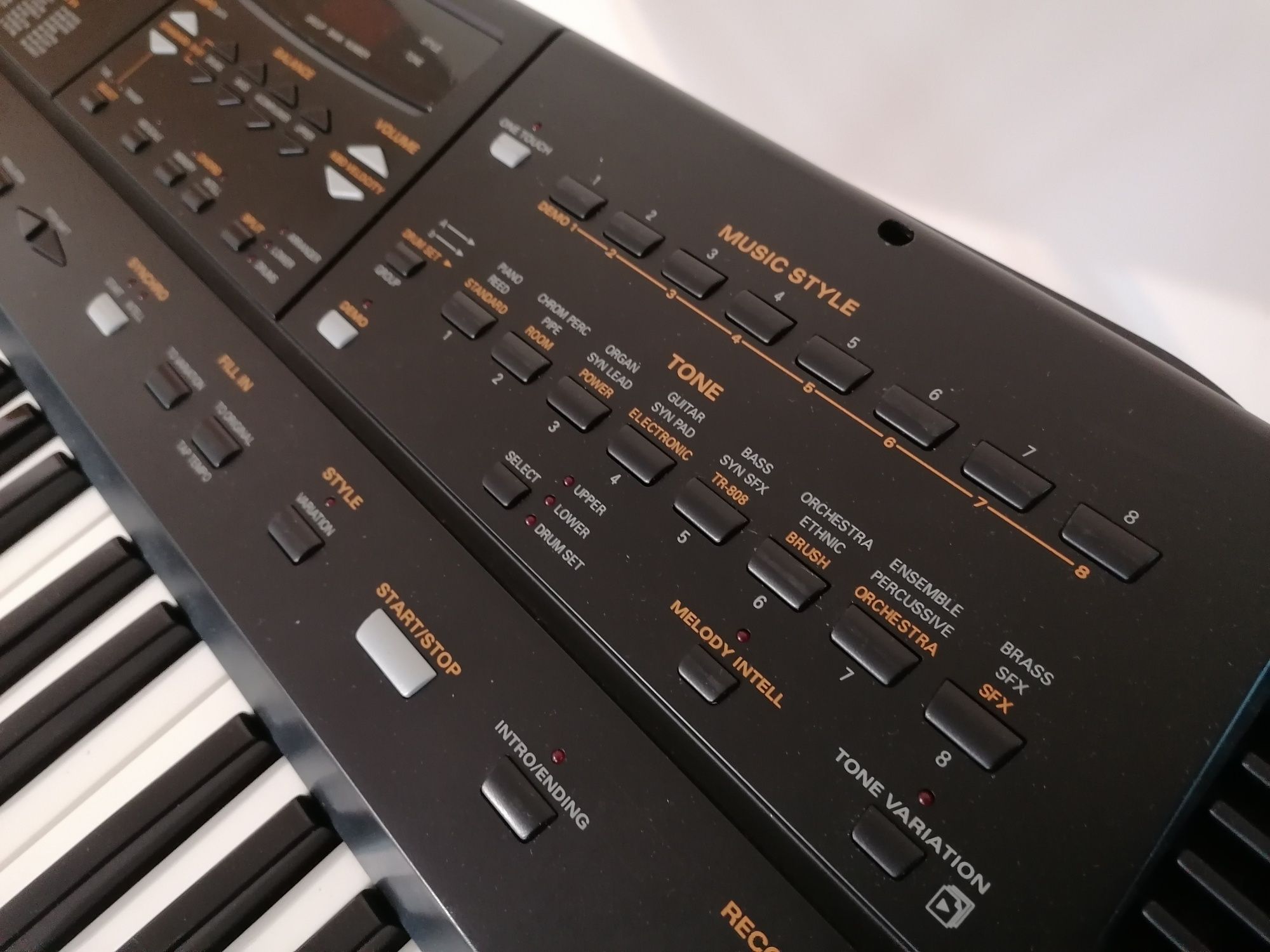 ROLAND E-14 intelligent keyboard orga pian