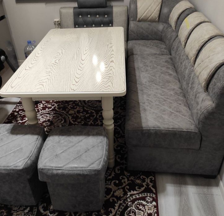 Кухонный уголок с пуфиками и подушками.