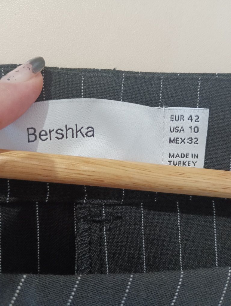 Дамски панталон BERSHKA размер XL