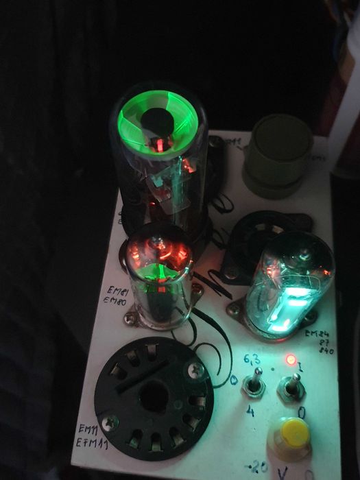 Ochi magic EM84, tub electronic noval, 2 bucăți cu soclu.