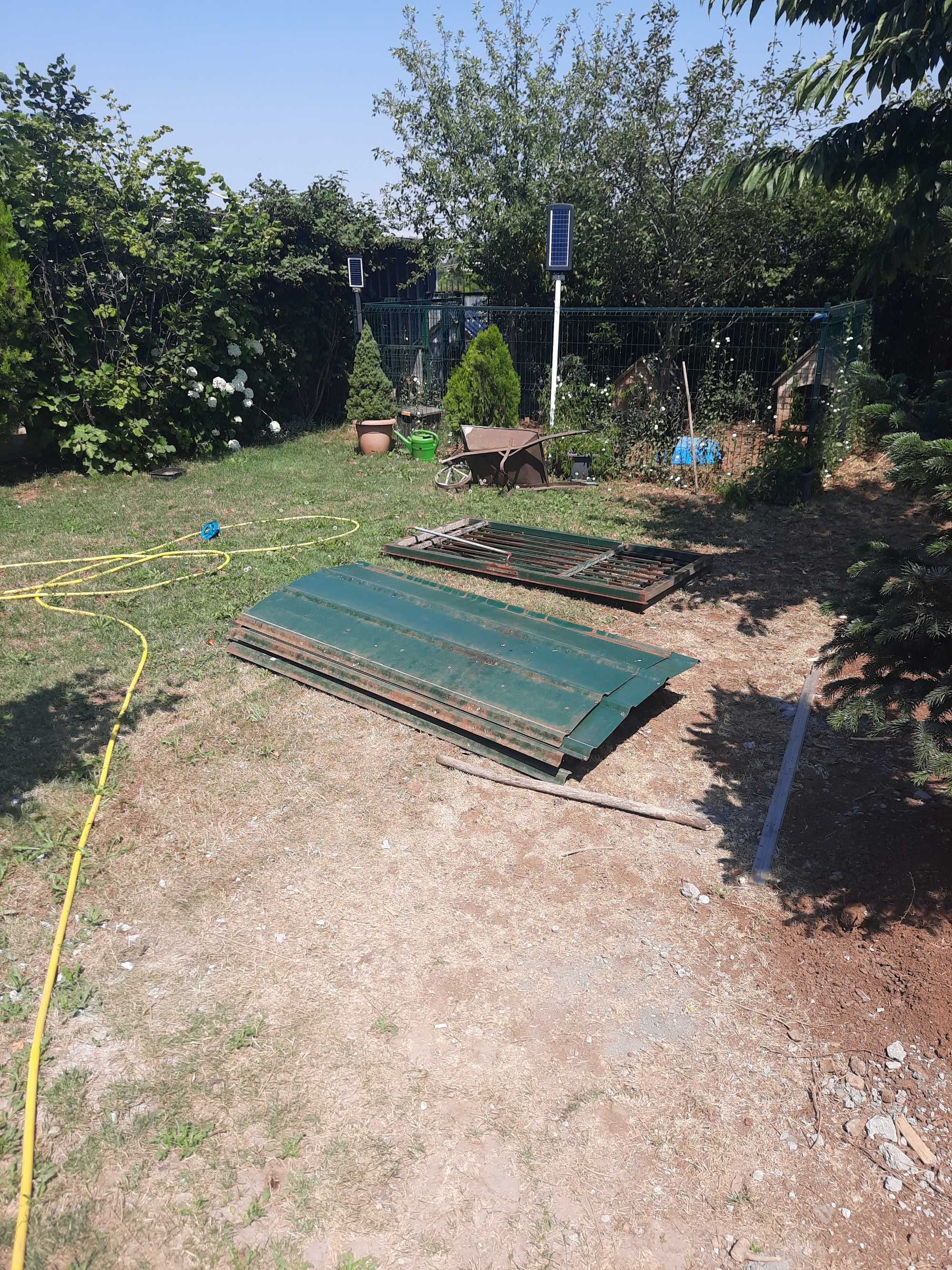 Платна метална ограда. 17 бр. 2х1.8, 35 л.м. с врата 2х2 и ламарини
