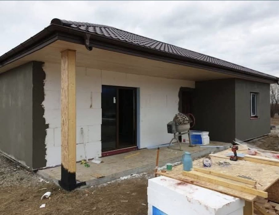 Vand casa pe structura metalica de locuit