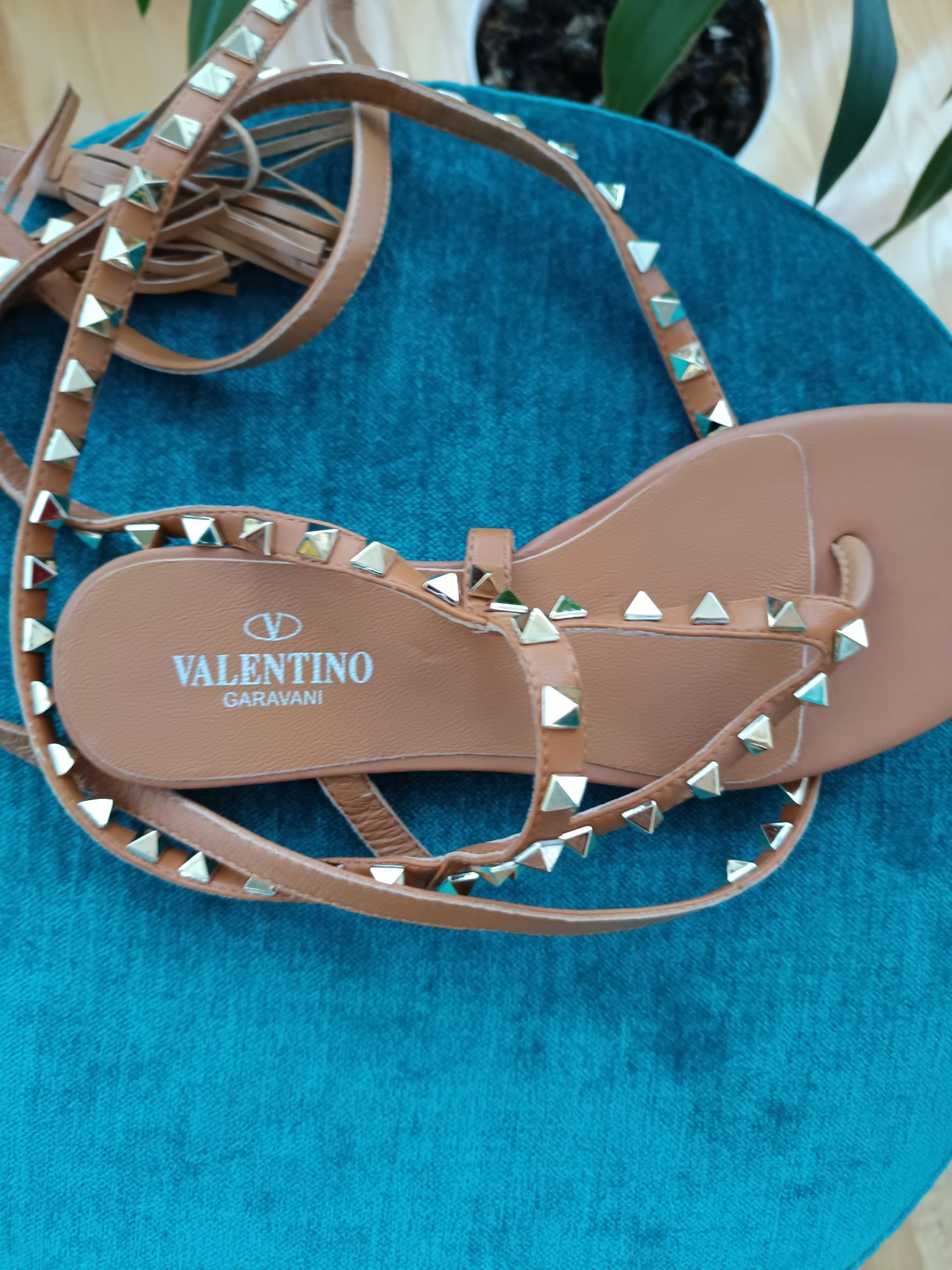 Vând sandale Valentino Garavani
