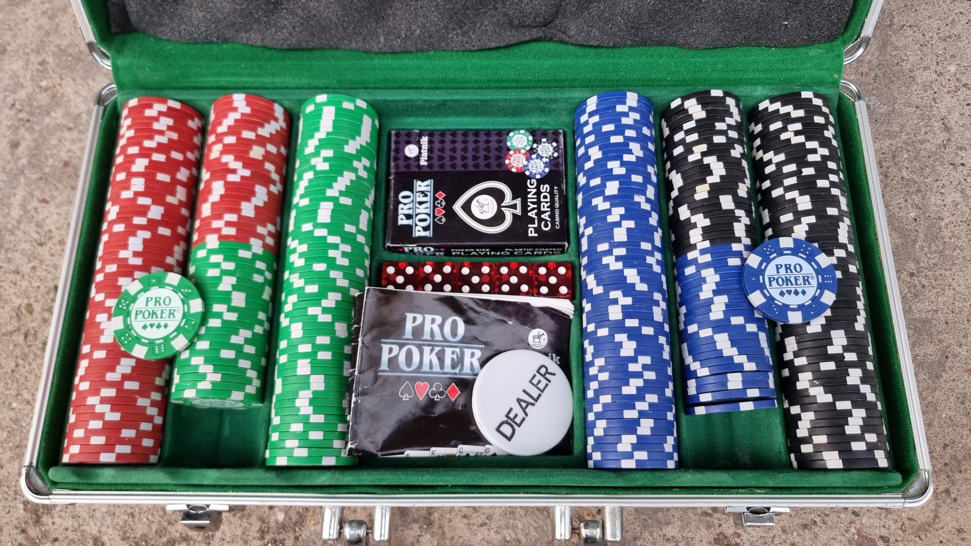 Алуминиево и дървено куфарче с чипове,карти и зарове за покер