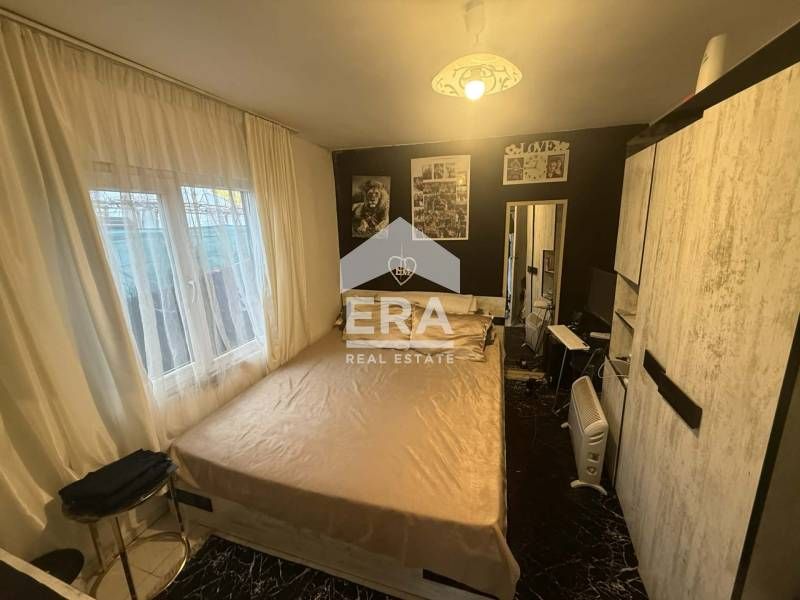 Ексклузивна, едноетажна, тухлена къща за продажба, с двор, на ул. Иван