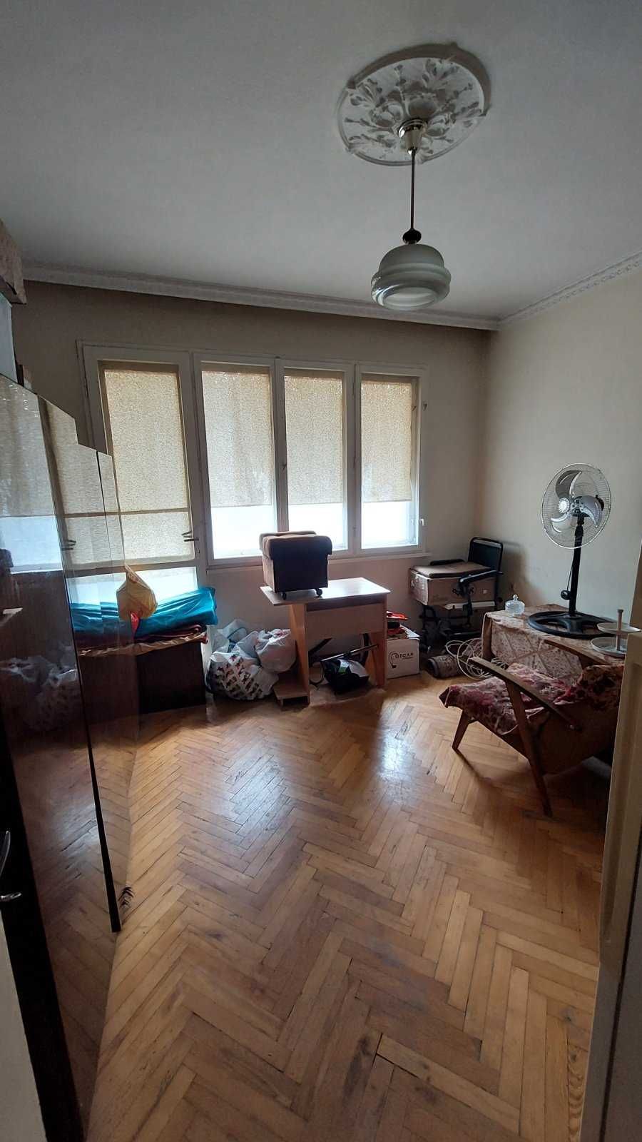 1/2 от къща с двор и гараж в град Варна