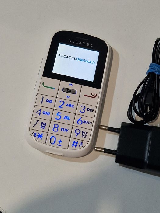 Super telefon cu butoane mari și display generos