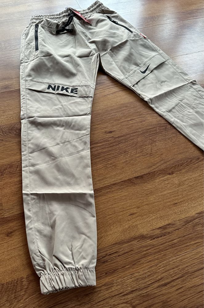 Мъжко,шушлеково долнище Nike в бежево-сив цвят