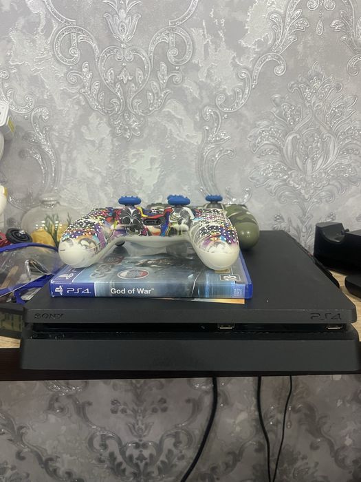 Продам пс 4 1 Тб в хорошем состоянии не вскрывалась 2 джостика .