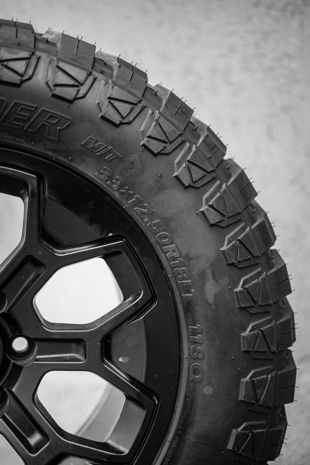 285/55R20 122/119Q Three-A LT Mud Contender M/T