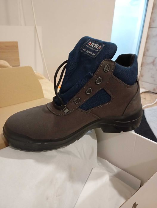 Продавам зимни обувки Artra много качествени.