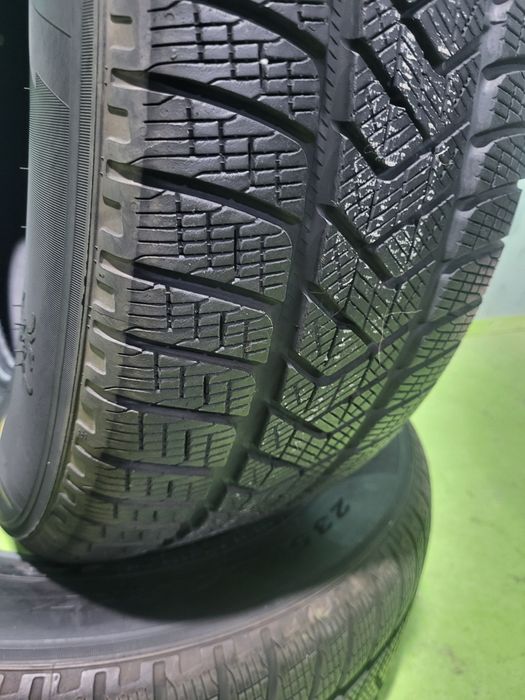 2 бр зимни 235/65/17 Pirelli