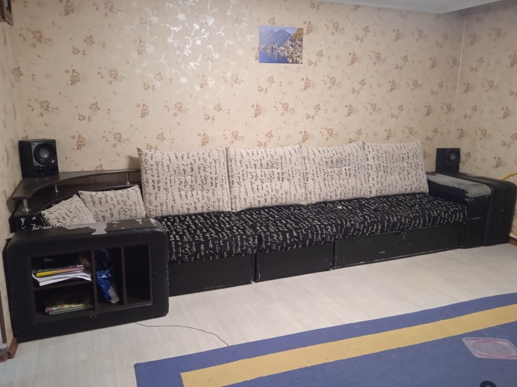 Продаётся диван угловой. Или диван и 2 кресла.
