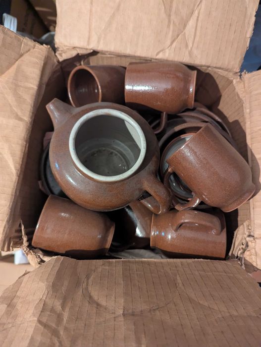 продавам керамичен и порцеланов сервиз