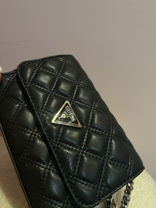 Дамска малка чанта Guess
