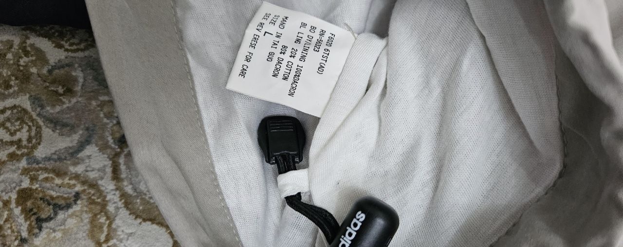 Фирменная тёплая демисезонная куртка adidas.