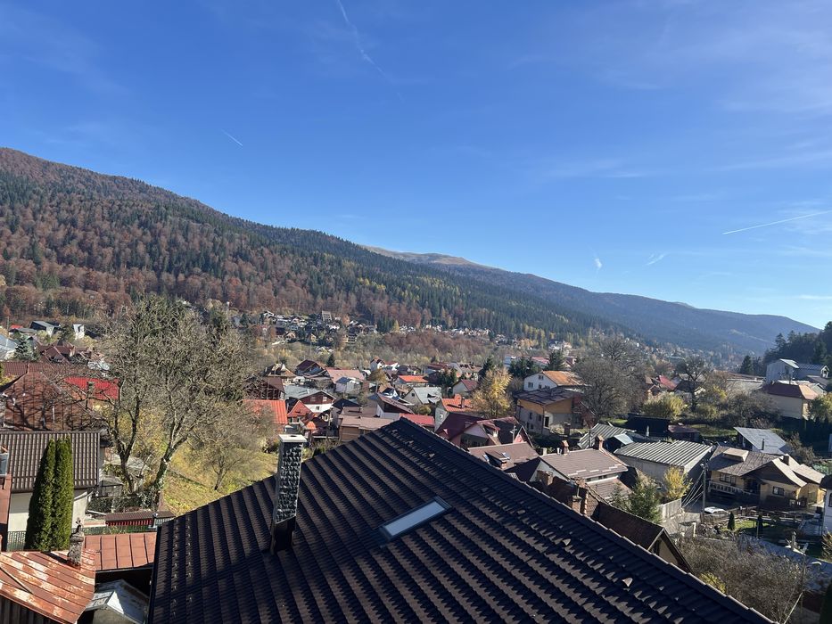 Apartament cu mansardă + 2 balcoane în vilă – gata de mutat