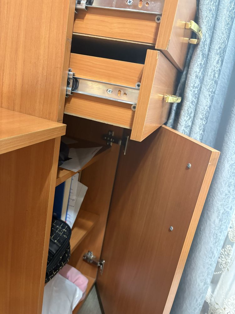 продается строениеный шкаф и комод