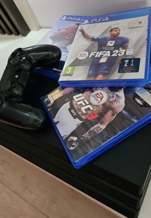 Vând PS4 pro , bonus 3 jocuri